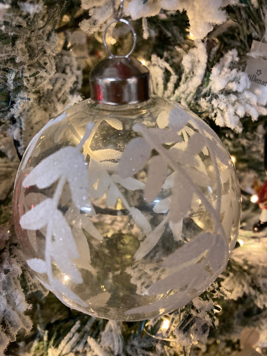 Glass bauble with white leaves